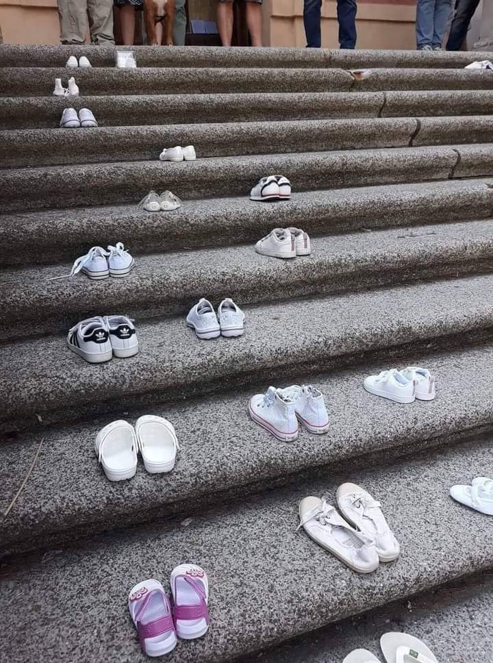 itsmeback_'s tweet image. TUTTO VIENE A GALLA
Voi avete capito quel che succedeva a Bibbiano (Reggio Emilia)? Avete capito che portavano via i figli alle famiglie, accusando i genitori di abusi inventati di sana pianta, per lucrare e darli in affido a strutture e coppie gay? Avete capito che gli davano…