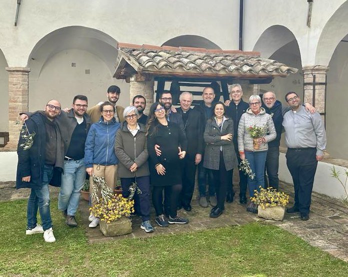 AC1868's tweet photo. Il silenzio e la preghiera, il confronto con la Sacra Scrittura e la meditazione sulla tomba di Carlo Carretto.
​
La Presidenza nazionale, in ritiro a Casa San Girolamo, polmone spirituale dell’Ac, si prepara alla #Pasqua.

Buona domenica delle palme! https://t.co/G6x7cMApzM