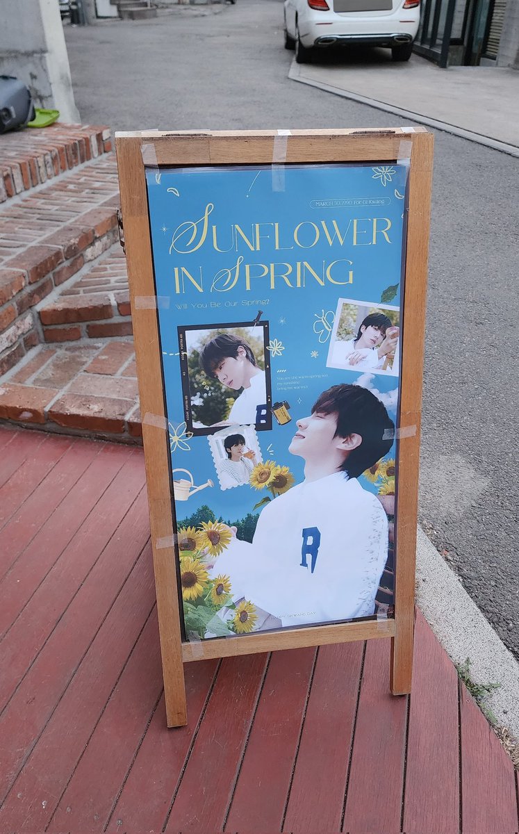 Forever_HL_'s tweet photo. 밀가루 인쇄소💚
금요일 저녁에 일 끝나고 달려갔던 카페:) 밖에서부터 너무 예쁘게 포스터들이 보이고 안에 들어가서 둘러보는데 작은 방에 아기자기하게 예쁘게 전시된 사진들 보고 심쿵ㅠㅠ 너무 예뻤어요! 특전에 있는 기광네컷 진짜 예쁘고...ㅎㅎ 예쁜 생카 열어주셔서 감사합니다!💚 https://t.co/WQvA5V8WId