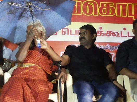 Balantholar's tweet photo. விடுதலை படம் பற்றி பேசும்போது தோழர் தமிழரசன் பெயரை சீமான் உச்சரிக்கவில்லை என்று குறுக்குச்சால் ஓட்டுபவர்களின் கவனத்திற்கு,
வருடா வருடம் தோழர் தமிழரசனை நினைவு கூர்வது மட்டுமன்றி தோழர் தமிழரசனின் தாயாரை மேடை ஏற்றி மதிப்பளித்தவர் சீமான். https://t.co/s1kKwtHJ4m