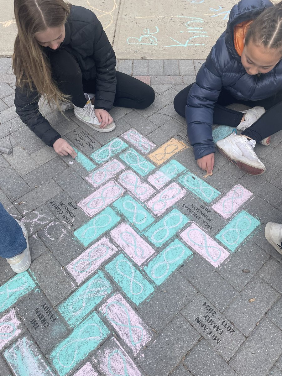 MissKacieDub's tweet photo. Today is Autism Awareness Day. This past week, we spent a lot of time discussing developmental disabilities and neurodiversity. On Friday, we “chalked the walk” with our first grade buddies to spread some positivity and kindness celebrating minds of all kinds 💓 @miss___mcmahon https://t.co/pIT1v9uxRi