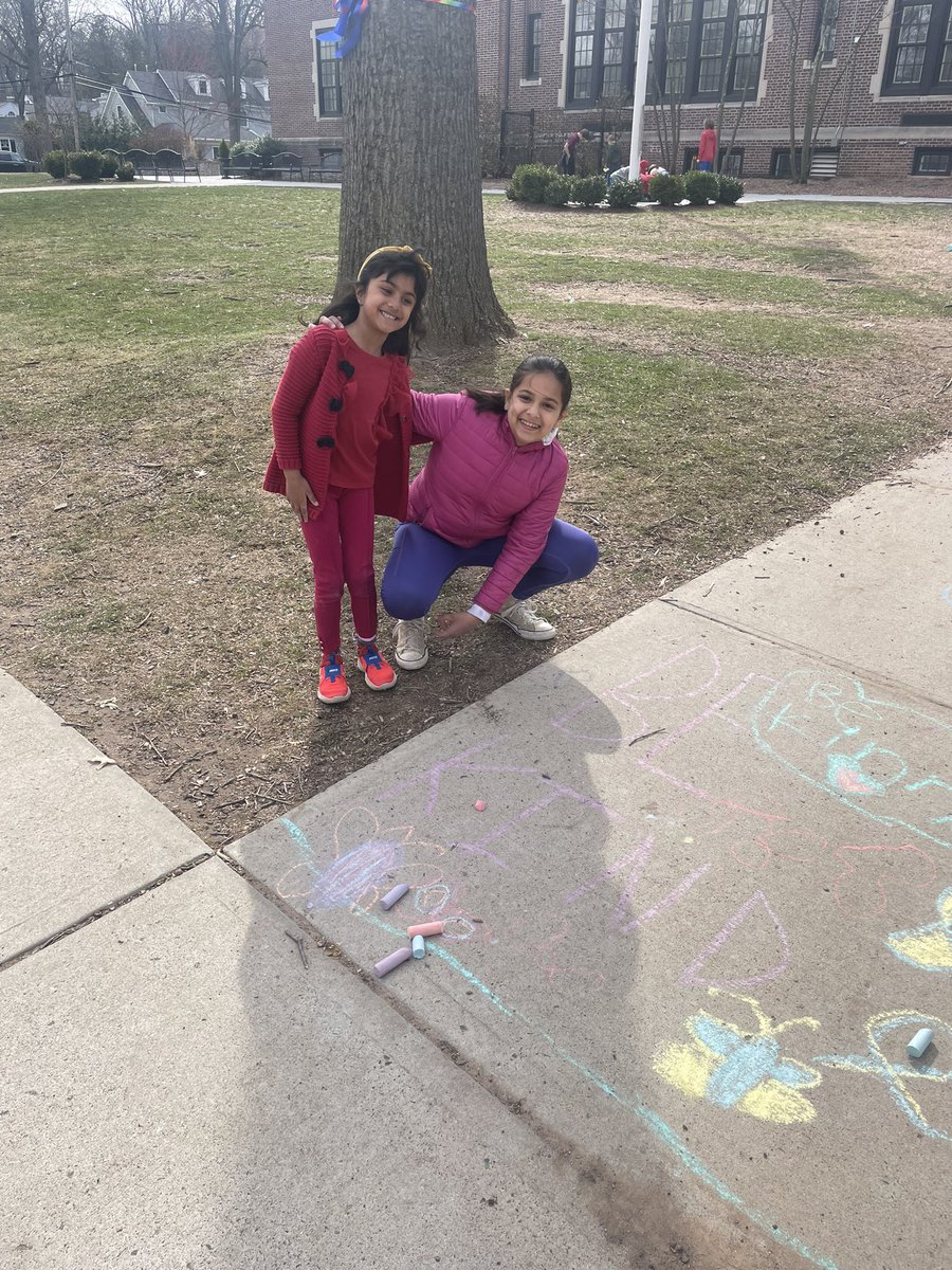 MissKacieDub's tweet photo. Today is Autism Awareness Day. This past week, we spent a lot of time discussing developmental disabilities and neurodiversity. On Friday, we “chalked the walk” with our first grade buddies to spread some positivity and kindness celebrating minds of all kinds 💓 @miss___mcmahon https://t.co/pIT1v9uxRi