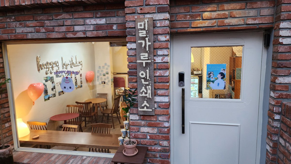 Forever_HL_'s tweet photo. 밀가루 인쇄소💚
금요일 저녁에 일 끝나고 달려갔던 카페:) 밖에서부터 너무 예쁘게 포스터들이 보이고 안에 들어가서 둘러보는데 작은 방에 아기자기하게 예쁘게 전시된 사진들 보고 심쿵ㅠㅠ 너무 예뻤어요! 특전에 있는 기광네컷 진짜 예쁘고...ㅎㅎ 예쁜 생카 열어주셔서 감사합니다!💚 https://t.co/WQvA5V8WId