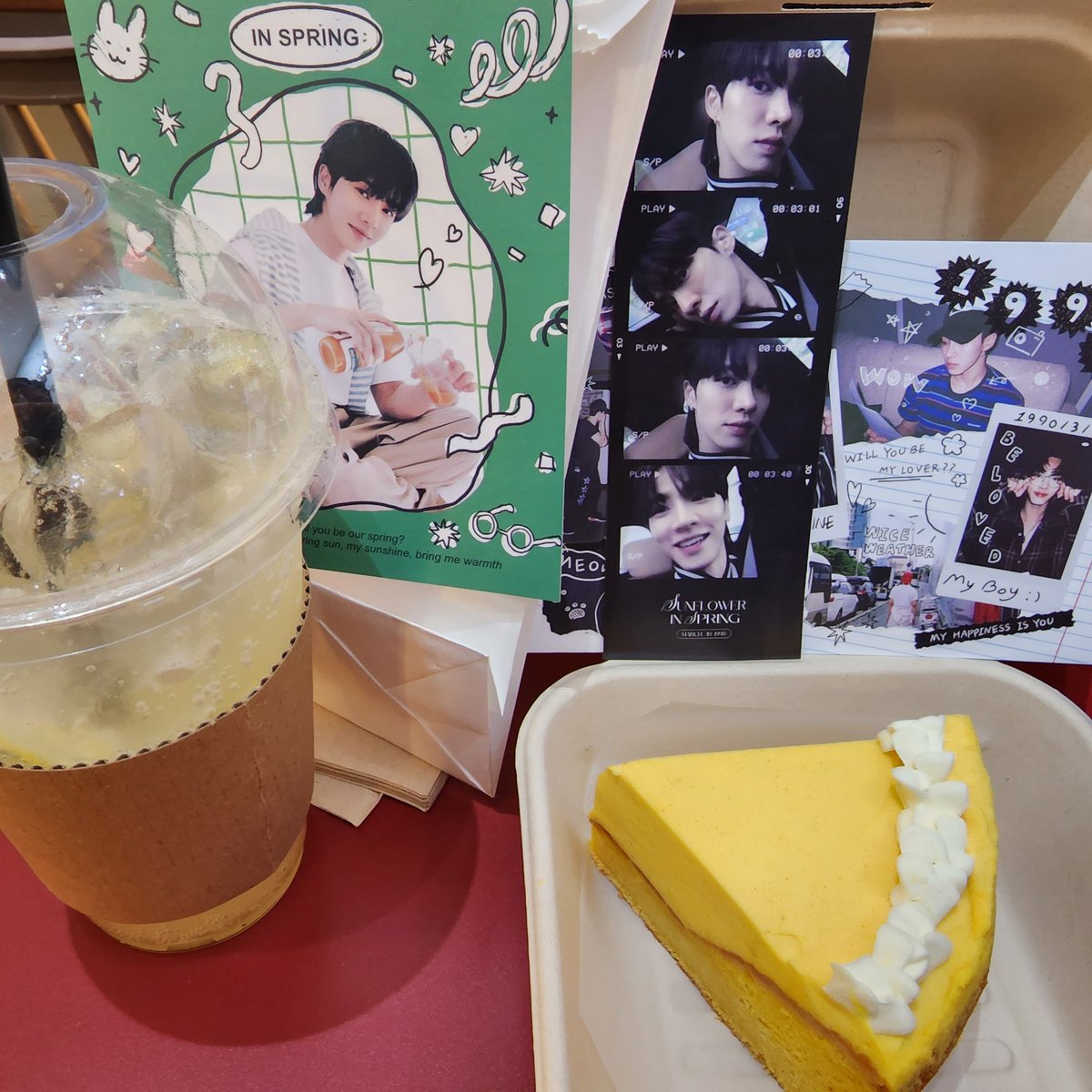 Forever_HL_'s tweet photo. 밀가루 인쇄소💚
금요일 저녁에 일 끝나고 달려갔던 카페:) 밖에서부터 너무 예쁘게 포스터들이 보이고 안에 들어가서 둘러보는데 작은 방에 아기자기하게 예쁘게 전시된 사진들 보고 심쿵ㅠㅠ 너무 예뻤어요! 특전에 있는 기광네컷 진짜 예쁘고...ㅎㅎ 예쁜 생카 열어주셔서 감사합니다!💚 https://t.co/WQvA5V8WId