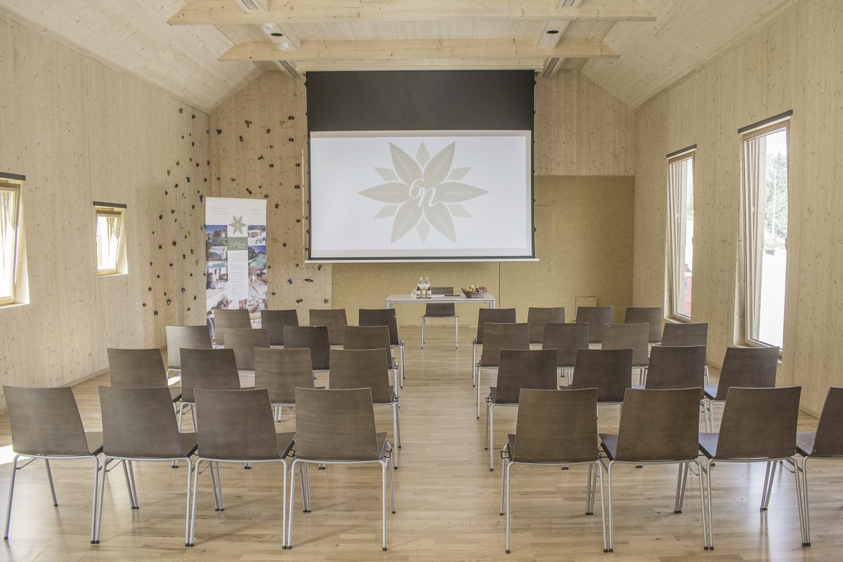 𝕄𝕖𝕖𝕥𝕚𝕟𝕘𝕤 𝔽𝕖𝕣𝕟𝕒𝕓 𝕕𝕖𝕤 𝔸𝕝𝕝𝕥𝕒𝕘𝕤 

Genießt ein Aussteigen auf Zeit und stillt die Sehnsucht nach einem Anfangspunkt. Lassen Sie sich 𝗶𝗻𝗺𝗶𝘁𝘁𝗲𝗻 𝗱𝗲𝗿 𝗡𝗮𝘁𝘂𝗿 🌲 vom Luxus des Natürlichen inspirieren. 

 #business #höflehner #seminare #teambuilding