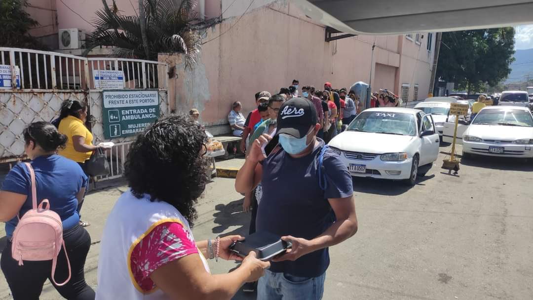 mensajeros_la's tweet photo. @mensajerosdelapazhn ayuda en Honduras
a los que más lo necesitan, con alimentación, ropa y calzado, juguetes,
revisiones médicas... Gran parte de su población vive en
situación de pobreza extrema. Necesitamos tu ayuda para seguir ayudando
https://t.co/y3Q4rNHBat https://t.co/rqoN2u8tNs