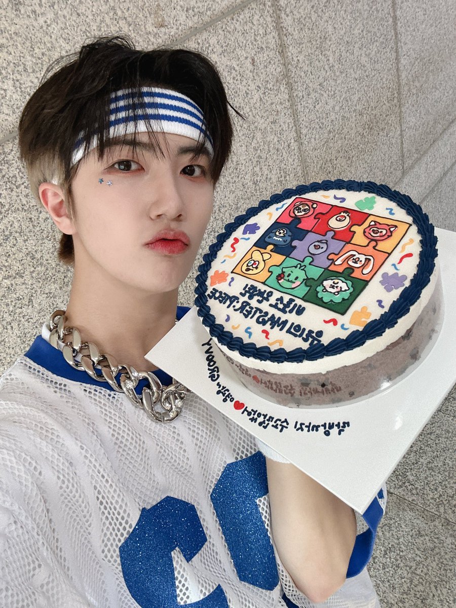 막방 케이크는 크림치즈 별루 안좋아하는 함부장님 취향 생각해서 초코설기 떡케이크로 준비해가지구 무게 꽤 나가는데 한 손으로 든거 쫌 짱인듯 ㅋ
마스터피스 막방까지 수고많았어 원진아🩵💙