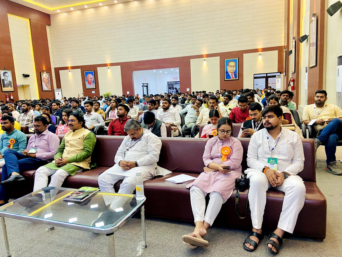 विकासार्थ विद्यार्थी, के राष्ट्रीय पर्यावरणीय सम्मेलन "सृष्टि मंथन" का उदघाटन अभाविप के राष्ट्रीय अध्यक्ष श्री राजशरण शाही जी, संघ की पर्यावरणीय गतिविधि के अखिल भारतीय संयोजक, गोपाल आर्य जी,  8 वर्ष के पर्यावरणविद आदित्य राजे सिंह जी द्वारा लखनऊ में किया गया।
#sfdindia