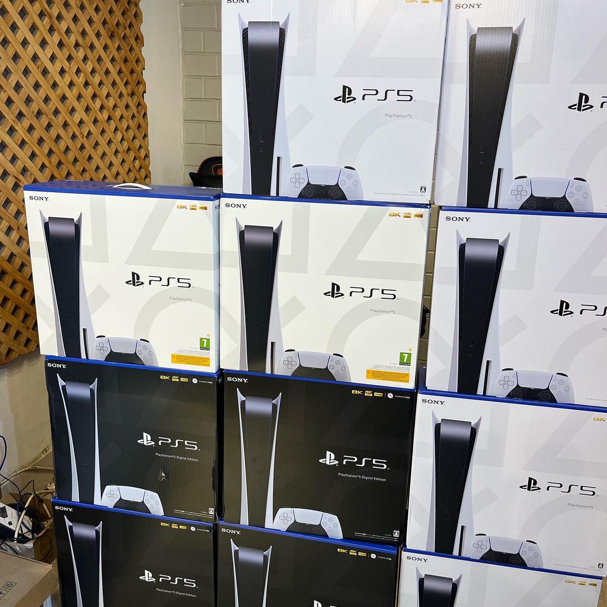 PlaystationTz's tweet photo. PLAY AT  HOME 🏡 🏠 
PlayStation5 Brandnew
USA 🇺🇸 STOCK
EXCHANGE &amp; TOP UP ALLOWED.
 Disc version:1,700,000/=
 Digital version:1,600,000/=
 🎮Extra controller. 190,000/=
📞📲Call/text:0765569538
📍Location: makumbusho bus stand.
Delivery available mikoani tunatuma. https://t.co/PiCqmdEBuu
