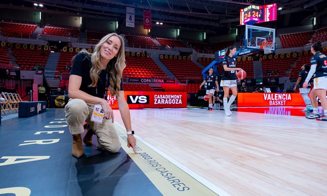 MartaFernandez5's tweet photo. Hace 20 años en este mismo escenario gané una Copa muy especial con el Ros Casares. El tiempo pasa, el baloncesto evoluciona y es un orgullo estar disfrutando de la mejor Copa de la historia. Récord de asistencia, una ciudad entregada y un espectáculo de organización nunca visto. https://t.co/ve1ZNSYEJq