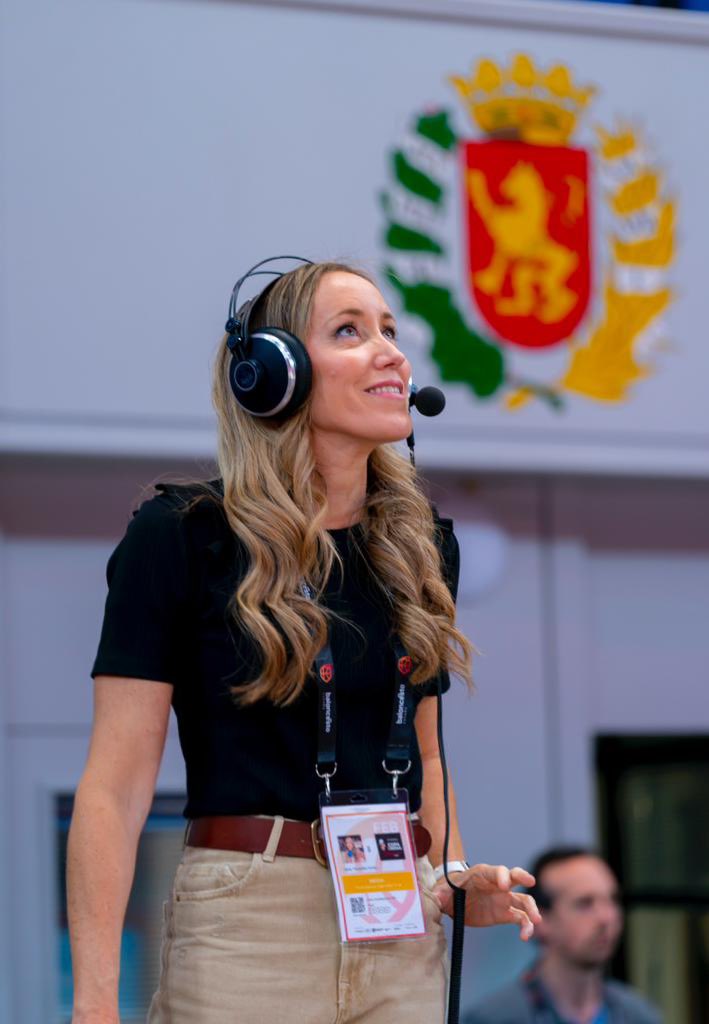 MartaFernandez5's tweet photo. Hace 20 años en este mismo escenario gané una Copa muy especial con el Ros Casares. El tiempo pasa, el baloncesto evoluciona y es un orgullo estar disfrutando de la mejor Copa de la historia. Récord de asistencia, una ciudad entregada y un espectáculo de organización nunca visto. https://t.co/ve1ZNSYEJq