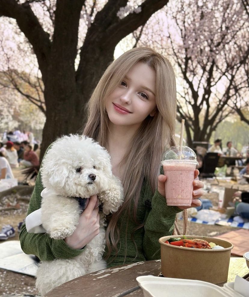 elina__422's tweet photo. Picnic with my lovers for cherry blossom 🌸
벚꽃 피크닉 보러왔어요🤍 https://t.co/WGro8pTYPI