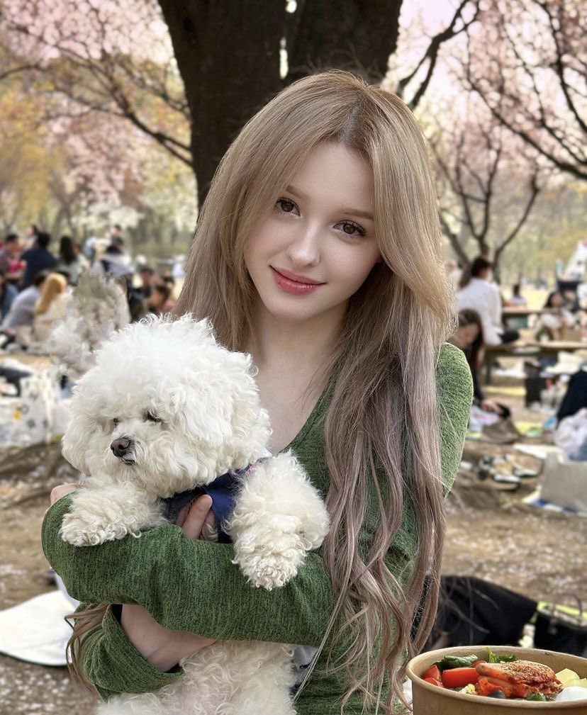 elina__422's tweet photo. Picnic with my lovers for cherry blossom 🌸
벚꽃 피크닉 보러왔어요🤍 https://t.co/WGro8pTYPI