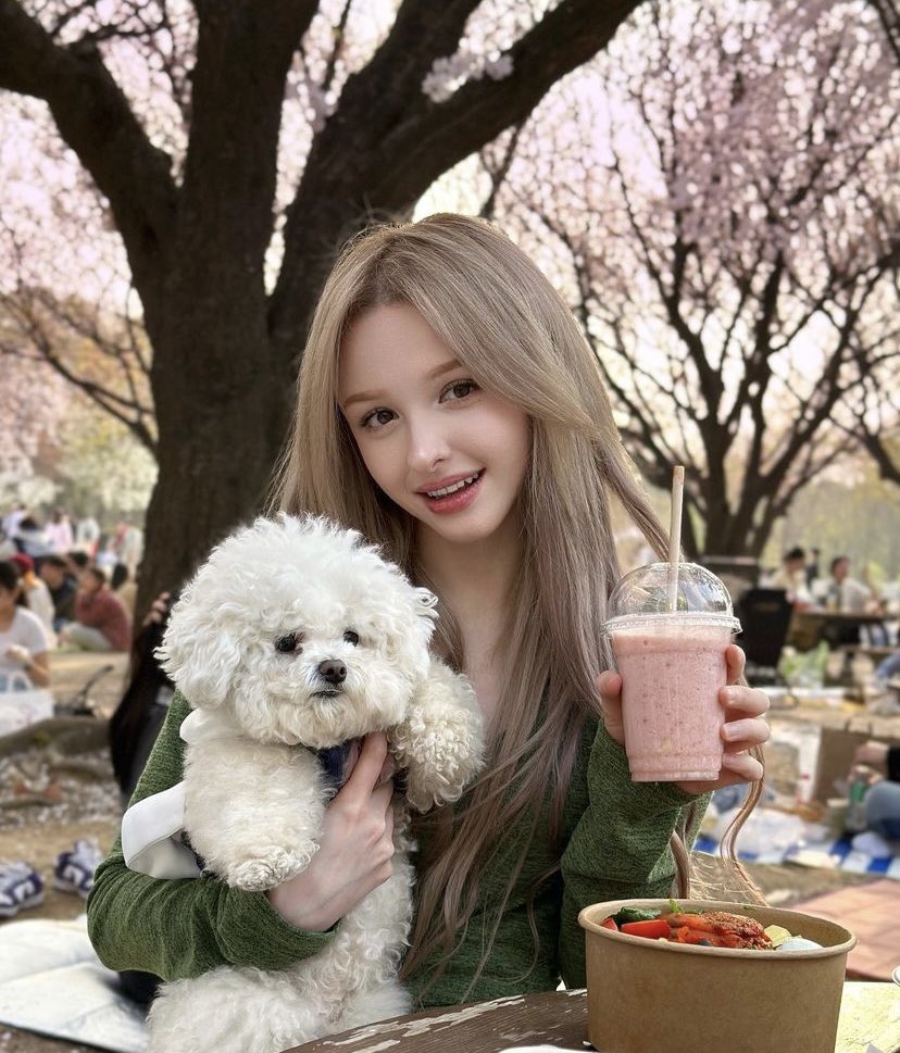 elina__422's tweet photo. Picnic with my lovers for cherry blossom 🌸
벚꽃 피크닉 보러왔어요🤍 https://t.co/WGro8pTYPI