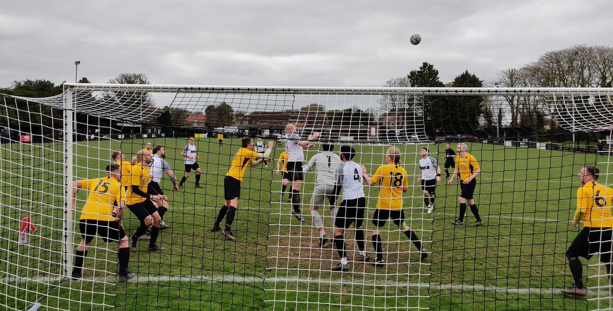 RTFCRemembered's tweet photo. After a closely fought 1st half
@RoystonTownFC Men's Vets were unfortunately undone against a very good @HardwickFCVets 3-1.
The difference in the end were three arguable free kicks that were then superbly executed in this entertaining @CambsFA Vets Invitational Cup Semi-final. https://t.co/Cxo1fvriAf