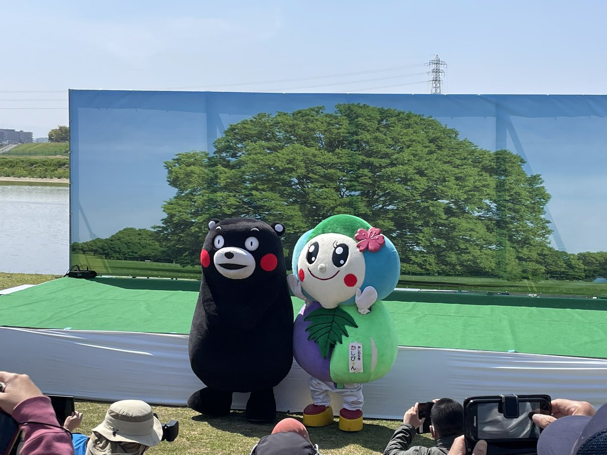 burashara's tweet photo. 昨日行った柏原市役所前大和川河川敷での #ALOHAS 。
ハワイアン♪流れる中、ハワイの雑貨や食べ物を見てウロウロ。
そんな中、亀(ホヌ)発見!←分かる人はわかる。
いやぁ、のんびりハワイの気分に浸ってたら、焼けたよね…。
でも楽しかった♪
#柏原市 https://t.co/1cxEMQp4fq