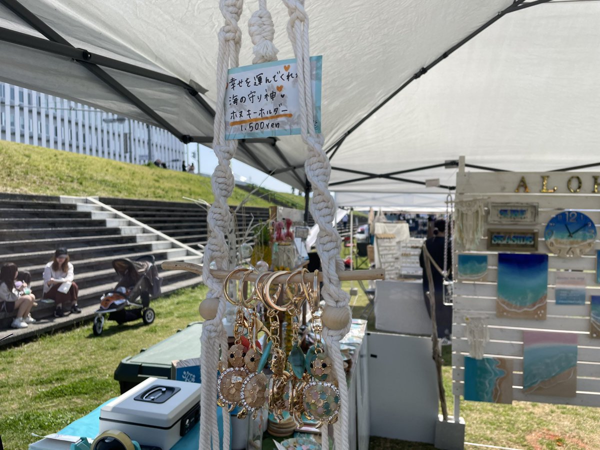 burashara's tweet photo. 昨日行った柏原市役所前大和川河川敷での #ALOHAS 。
ハワイアン♪流れる中、ハワイの雑貨や食べ物を見てウロウロ。
そんな中、亀(ホヌ)発見!←分かる人はわかる。
いやぁ、のんびりハワイの気分に浸ってたら、焼けたよね…。
でも楽しかった♪
#柏原市 https://t.co/1cxEMQp4fq