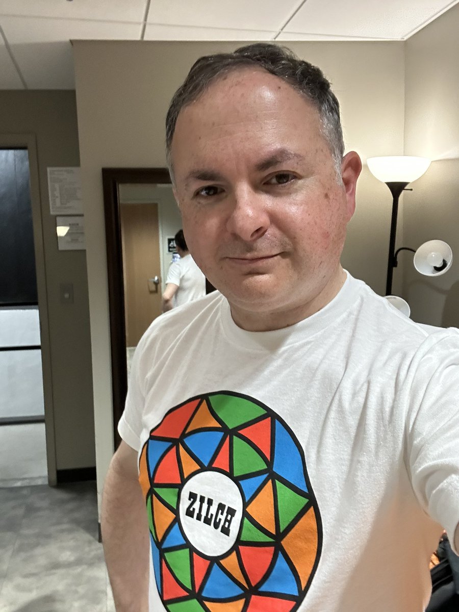 cometothesun's tweet image. Great 1st night honoring David, Michael &amp;amp; Peter, celebrating Headquarters &amp;amp; presenting a 2 hr evening of Micky Dolenz’s fantastic voice &amp;amp; incredible film collection. This tour runs for all of April. The energy, emotion and wonderful fans are still there, engaged in the magic.