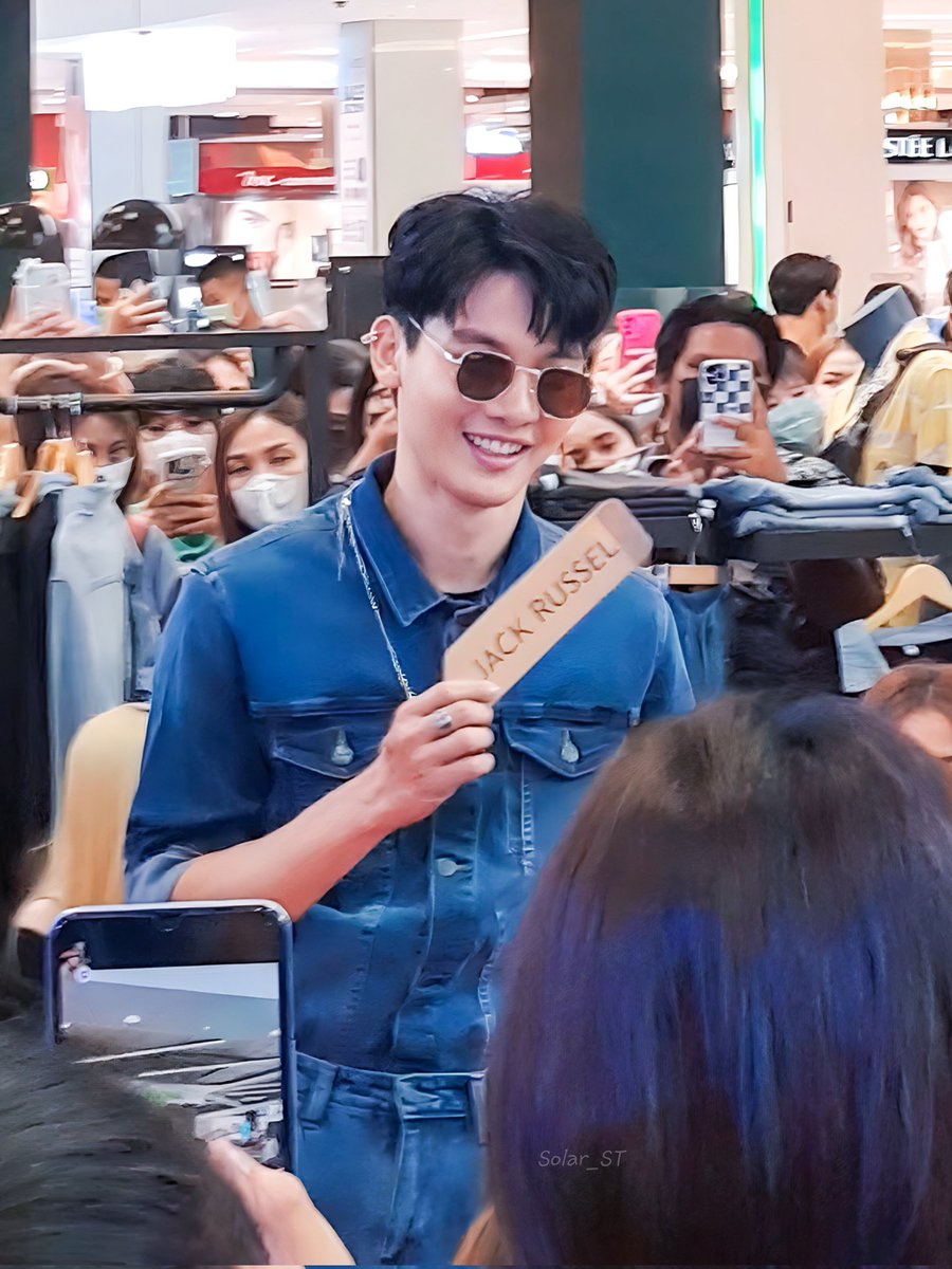 Solar_ST29's tweet photo. ยินดีที่ได้รู้จักนะค้าบบบ @Chaissp_ 
ไว้เจอกันอีกน้าาาาาา 😍

 #RobinsonJeansFestxTar
#chai_ssp https://t.co/PiLk7HicC7