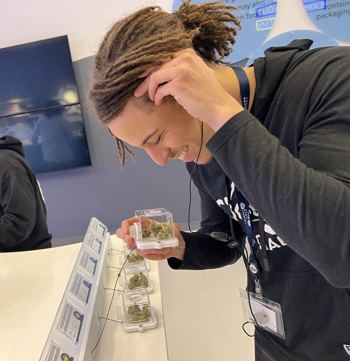cloud9canna's tweet photo. Hey #illinois , when was the last time you were able to SMELL your #cannabis product before purchasing it?? Stop by our Champaign #disensary to check out our scent displays provided by @BudBarDisplays !

https://t.co/i4xUljxpNs https://t.co/OHzt6eJARy