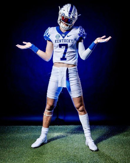 CB1_TheFiend's tweet photo. 🚨PREDICTION🚨

2025’ 5🌟 QB Cutter Boley

@sorkness_troy-KENTUCKY
@cb1_thefiend-KENTUCKY

#2 ranked QB in the 2025, also from Lexington, KY‼️👀

58/63🔮 https://t.co/58tpbiUb95