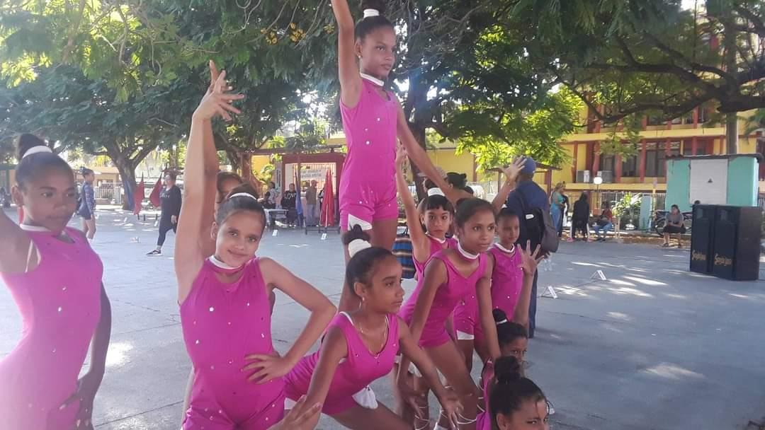 En el evento de gimnasia aerobia celebrado en Bayamo, #MediaLuna alcanzó el primer lugar en las modalidad de grupo  y segundo lugar,solo femenino,felicidades por el esfuerzo y entrega.#EducaciónGranma #CubaMined <a href="/dpegranma/">Dirección General de Educación, Granma, Cuba</a> <a href="/CubaMined/">MINED</a> <a href="/DennisReyesRey1/">Dennis Reyes Reyes</a> <a href="/CapoteViltres/">Viltres</a> <a href="/ortiz_uriarte/">Manuel Abelardo Ortiz Uriarte</a>