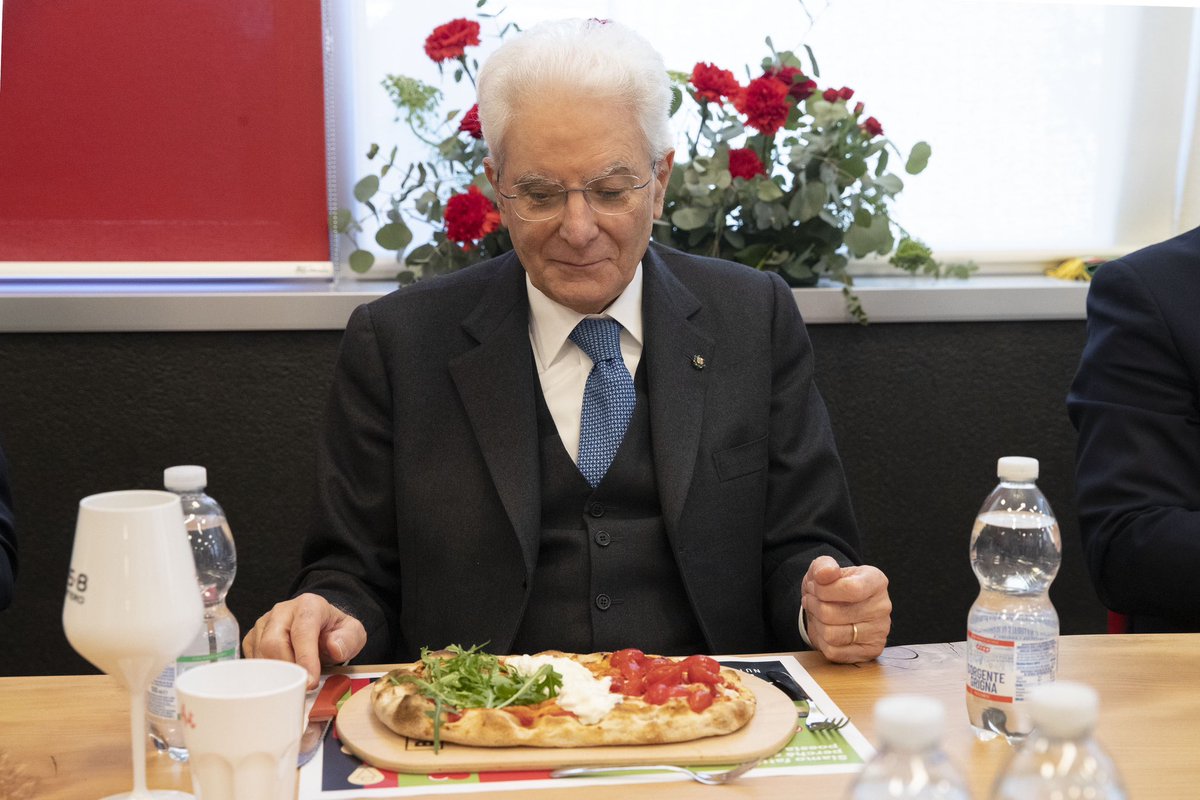 Quirinale's tweet image. Il Presidente #Mattarella, nella giornata mondiale della consapevolezza sull' #autismo, ha inaugurato a #Monza la nuova sede di “#PizzAut”, pizzeria inclusiva in cui lavorano ragazzi autistici
Il video: youtu.be/RqrwW5wsV6o