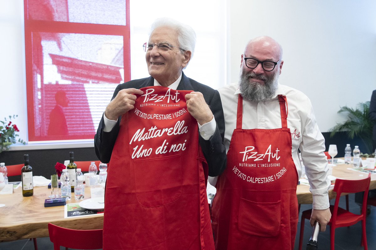 Quirinale's tweet image. Il Presidente #Mattarella, nella giornata mondiale della consapevolezza sull' #autismo, ha inaugurato a #Monza la nuova sede di “#PizzAut”, pizzeria inclusiva in cui lavorano ragazzi autistici
Il video: youtu.be/RqrwW5wsV6o