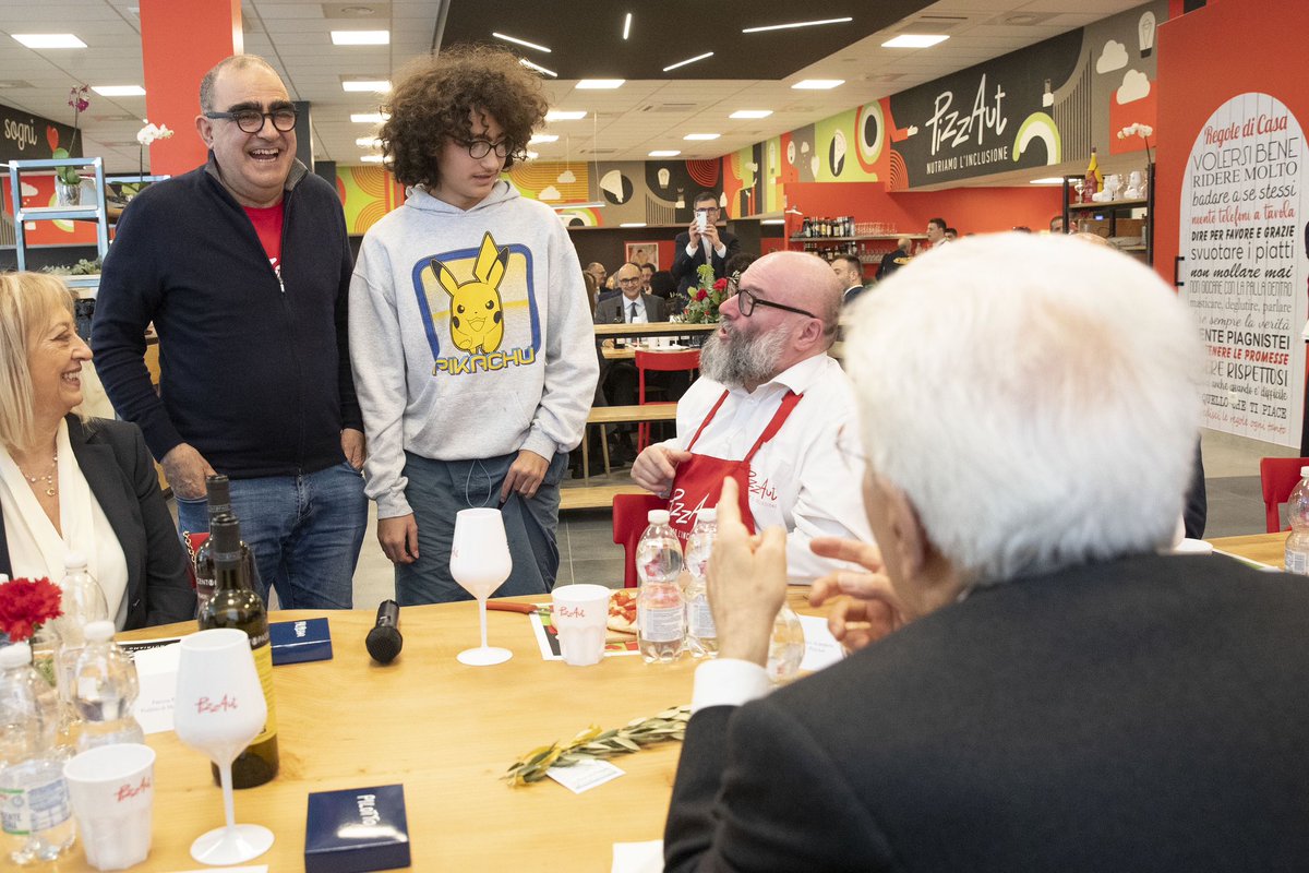 Quirinale's tweet image. Il Presidente #Mattarella, nella giornata mondiale della consapevolezza sull' #autismo, ha inaugurato a #Monza la nuova sede di “#PizzAut”, pizzeria inclusiva in cui lavorano ragazzi autistici
Il video: youtu.be/RqrwW5wsV6o