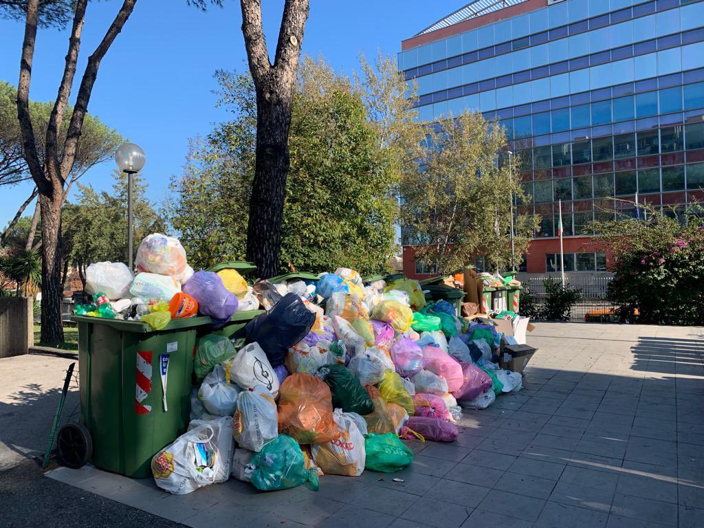 FraLeoncini's tweet photo. In Campidoglio la maggioranza boccia il nostro ordine del giorno a sostegno del termovalorizzatore di Roma. Intanto in città l’emergenza rifiuti continua https://t.co/L3rCfglRAp https://t.co/6xjFq5mIrg