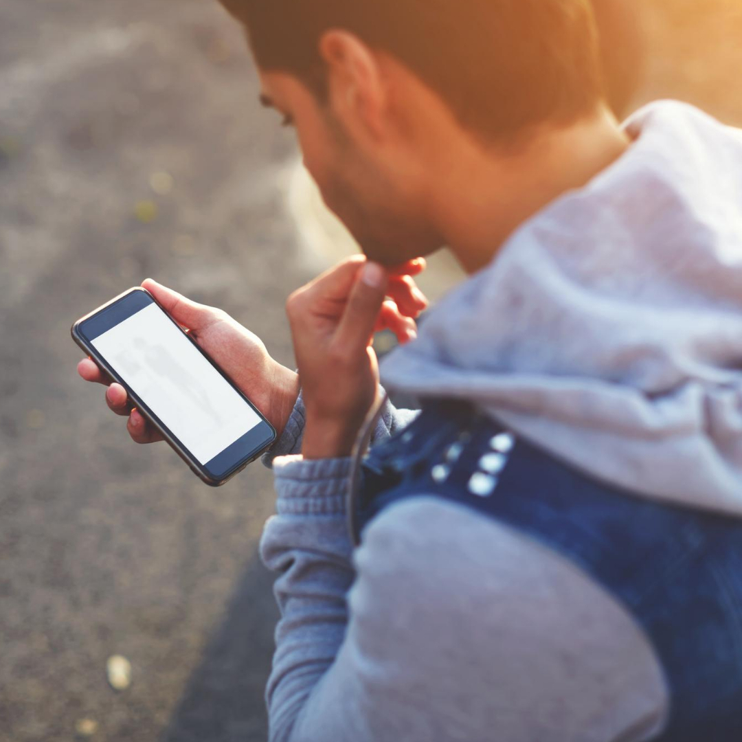 Futturu's tweet photo. Você sabia que mais da metade das buscas do Google são feitas em dispositivos móveis? Ter um site responsivo é essencial para garantir que seus clientes possam encontrá-lo facilmente. #Google #dispositivosmóveis #siteresponsivo #clientes #encontrabilidade https://t.co/hNgwqVKNoD