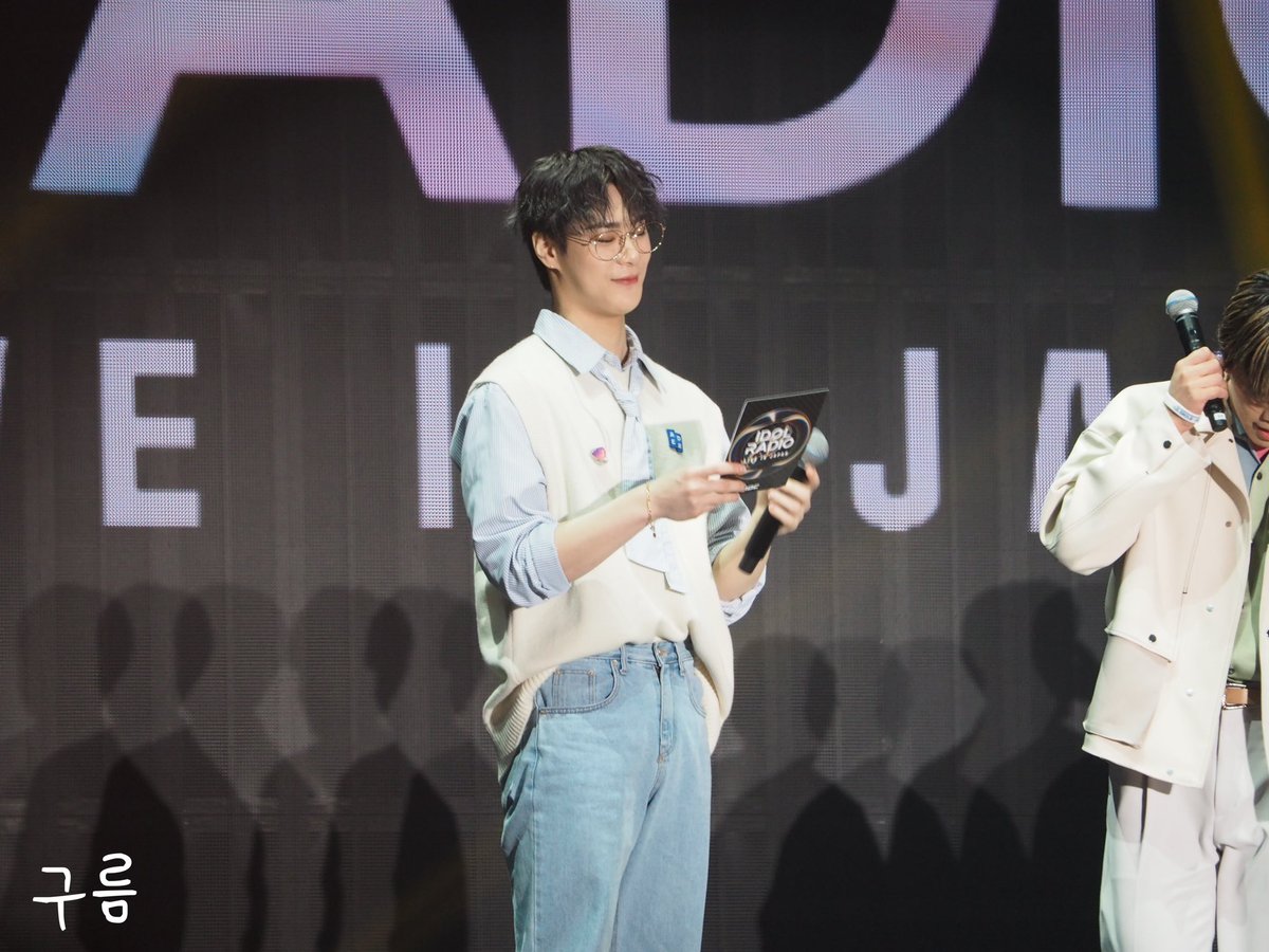 moon_astro__'s tweet photo. 20230402
IDOL RADIO

#아스트로  #ASTRO
#문빈　#산하 #ムンビン #サナ #MOONBIN_SANHA
#IDOL_RADIO_LIVE_IN_JAPAN https://t.co/0HvOKNDCpw