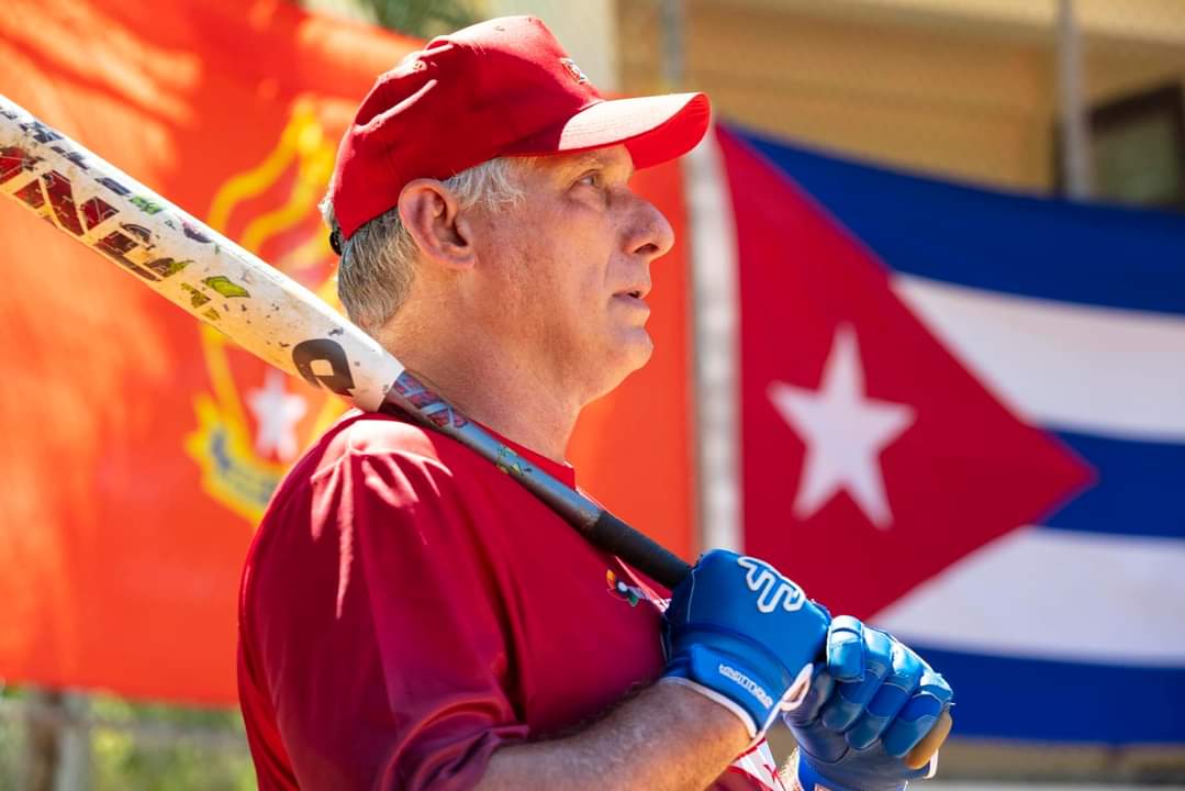 Abril en #Cuba es Girón de Victorias, alegría de pioneros y juventud, Guáimaro de constituciones, es recuerdo del Partido Revolucionario Cubano y de nuestro primer Partido Comunista, antesala de un primer día de mayo, mes de muchos desafíos. Aquí estamos para batear lo que venga.