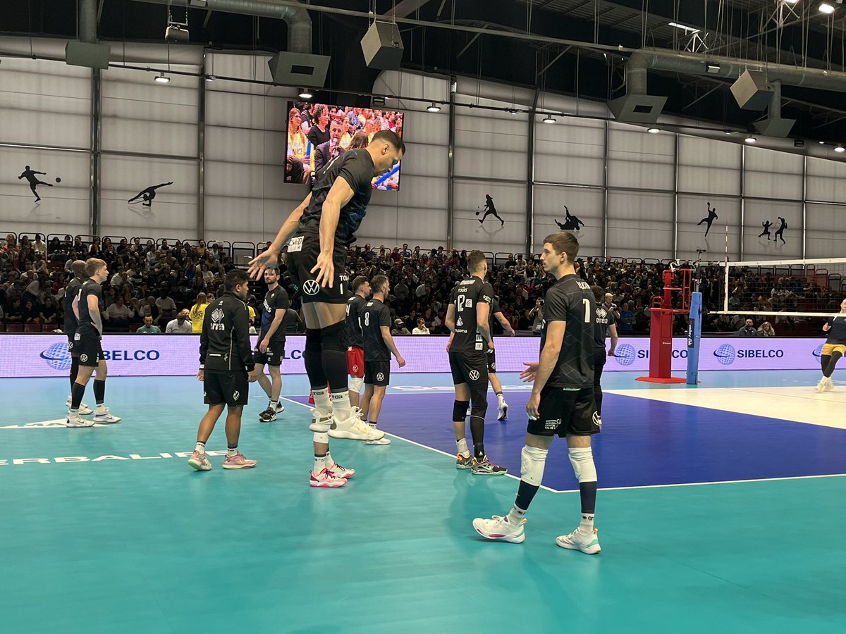 Alex_Delacour's tweet photo. Les joueurs du @ToursVolleyBall arborent un maillot noir pour cette finale. Le programme d’après la finale est déjà connu : joueurs, staff, partenaires et proches se retrouveront ce soir dans un bar de Tours. Demain : invitation à l’hôtel de ville de @villedetours https://t.co/SJ88P4A458