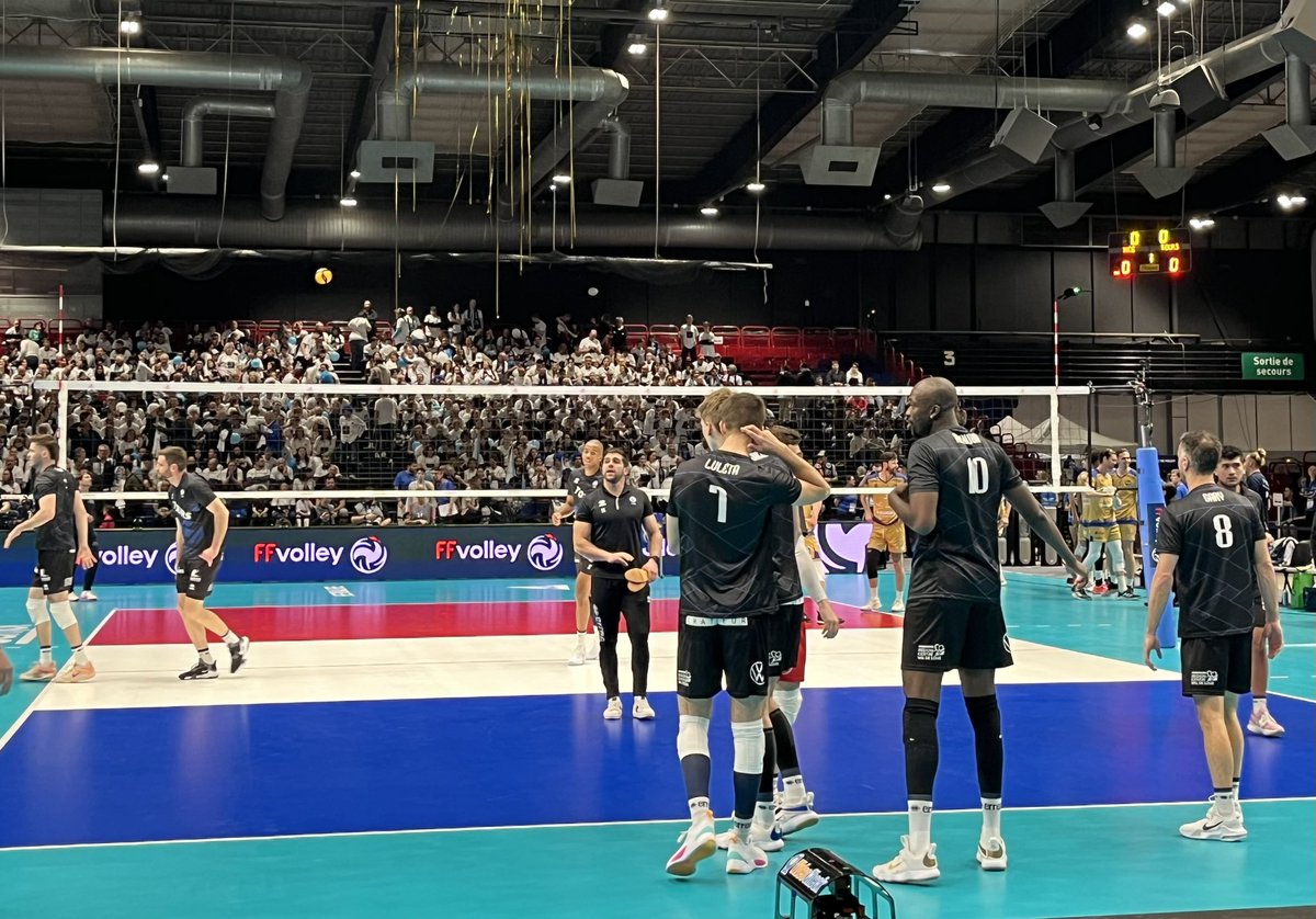 Alex_Delacour's tweet photo. Les joueurs du @ToursVolleyBall arborent un maillot noir pour cette finale. Le programme d’après la finale est déjà connu : joueurs, staff, partenaires et proches se retrouveront ce soir dans un bar de Tours. Demain : invitation à l’hôtel de ville de @villedetours https://t.co/SJ88P4A458