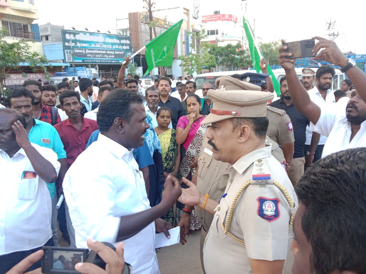 aspandian01's tweet photo. நாம் தமிழர் கட்சி தலைவர் அண்ணன் செந்தமிழன் சீமான் அவர்கள் மீது தெலுங்கர் அமைப்புகளால் புனையப்பட்ட வன்கொடுமை வழக்கை ரத்து செய்யக்கோரி ஆதித்தமிழ் குடிகளின் கூட்டமைப்பு சார்பாக இன்று மதுரையில் நடைபெற்ற ஆர்ப்பாட்டத்தில் 
#தேவேந்திரர்இளைஞர்பேரவை 
@SeemanOfficial 
@NaamTamilarOrg https://t.co/TMfd1MXvJX