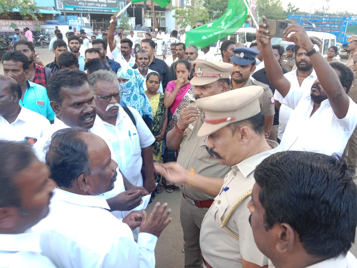 நாம் தமிழர் கட்சி தலைவர் அண்ணன் செந்தமிழன் சீமான் அவர்கள் மீது தெலுங்கர் அமைப்புகளால் புனையப்பட்ட வன்கொடுமை வழக்கை ரத்து செய்யக்கோரி ஆதித்தமிழ் குடிகளின் கூட்டமைப்பு சார்பாக இன்று மதுரையில் நடைபெற்ற ஆர்ப்பாட்டத்தில் 
#தேவேந்திரர்இளைஞர்பேரவை 
<a href="/SeemanOfficial/">சீமான்</a> 
<a href="/NaamTamilarOrg/">நாம் தமிழர் கட்சி | Naam Tamilar Katchi</a>