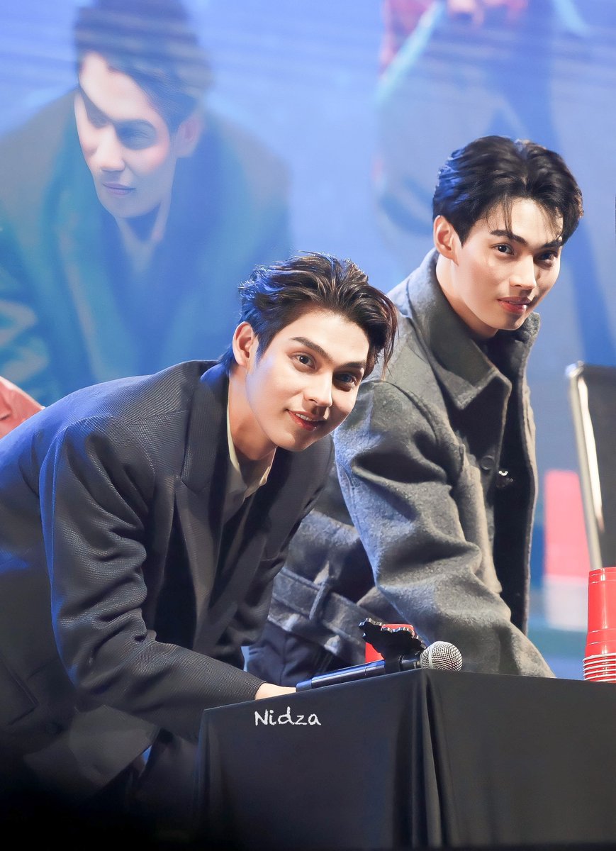 junebluemoon's tweet photo. really look a like 😳 https://t.co/pac71WlJoN