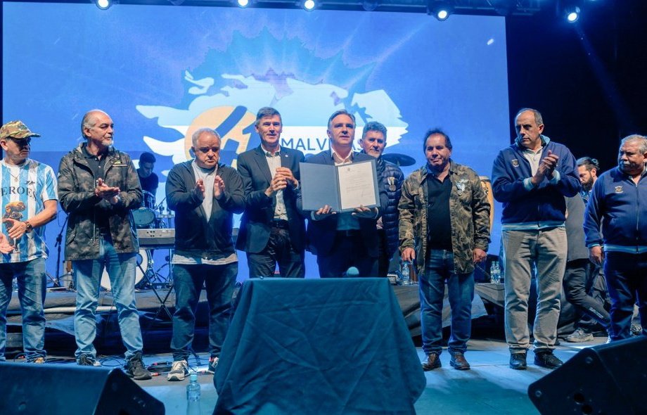 MartinLlaryora's tweet photo. Anoche, en el marco de la vigilia en vísperas de la conmemoración por los 41 años de la gesta de #Malvinas, promulgué la ordenanza en la que el Municipio dona por 99 años, a nuestros héroes de Malvinas, la Casa del Veterano ubicada en barrio Ampliación Jardín Espinosa. https://t.co/KVFIJvyL9r