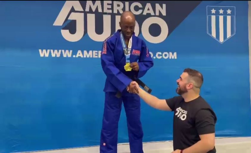 lilo_miango's tweet photo. Un prince royal de la dynastie des Ndonga Nkenge(fondation début 16 ème siècle ) avec sa médaille de victoire: Bola.
Tournoi "American Judo"(début du mois d'avril 2023). Cette information sera traitée dans notre émission télévisée "L'Europe parle aux Congolais". https://t.co/0F6IEkIFWw