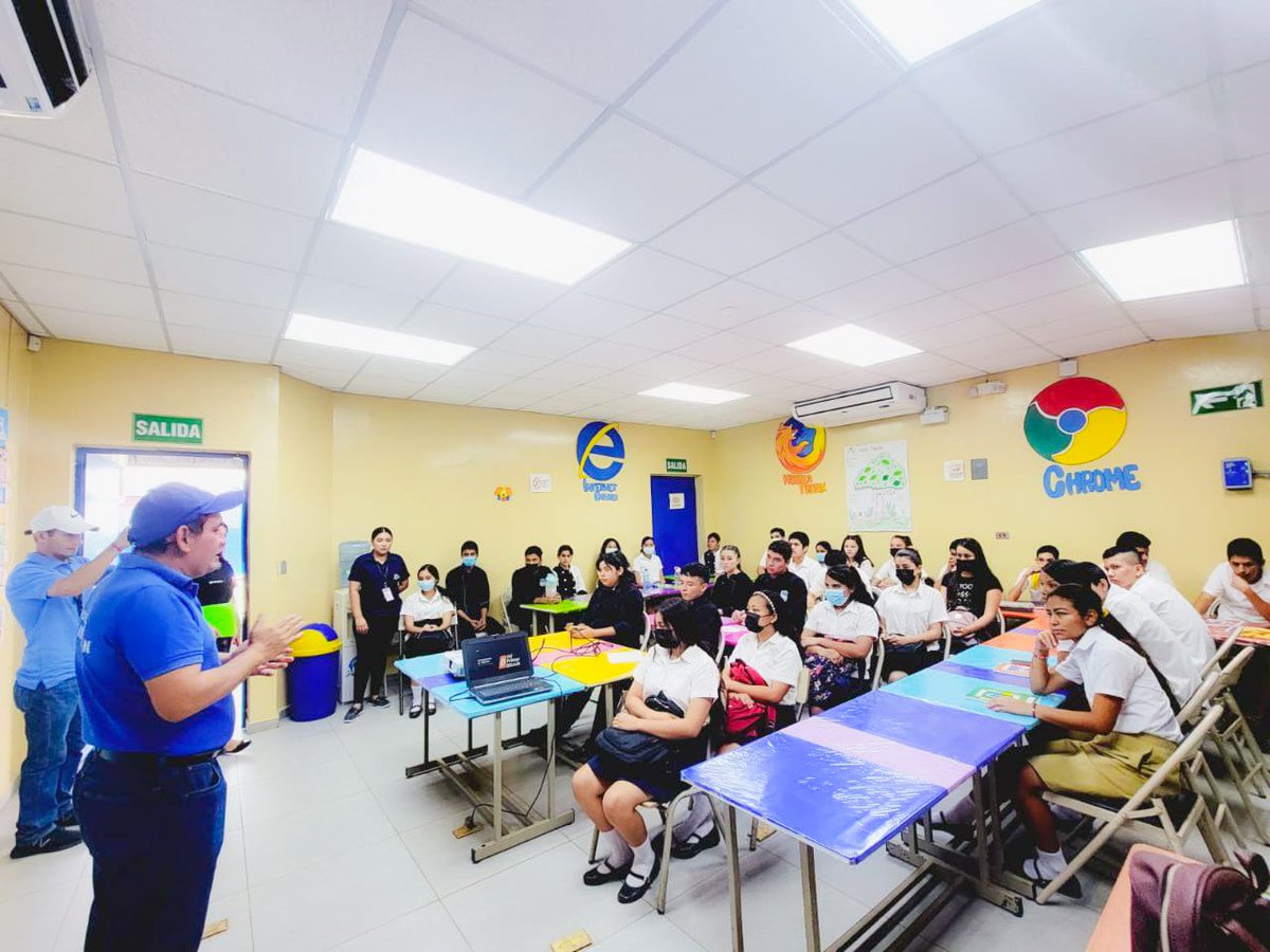 MyFirstBitcoin_'s tweet photo. Del total, 𝟰𝟬𝟬𝟬 𝗲𝘀𝘁𝘂𝗱𝗶𝗮𝗻𝘁𝗲𝘀 pertenecen a la #BitcoinGira Usulután.
Este ha sido un gran esfuerzo que emprendimos al oriente del país junto a @Hector_ValleSV y la Gobernación de Usulután 🫡👏💯
Así, recorrimos 𝟮𝟯 𝗺𝘂𝗻𝗶𝗰𝗶𝗽𝗶𝗼𝘀 𝗲𝗻 𝟮𝟰 𝗱𝗶́𝗮𝘀! https://t.co/E2REZd3iyW