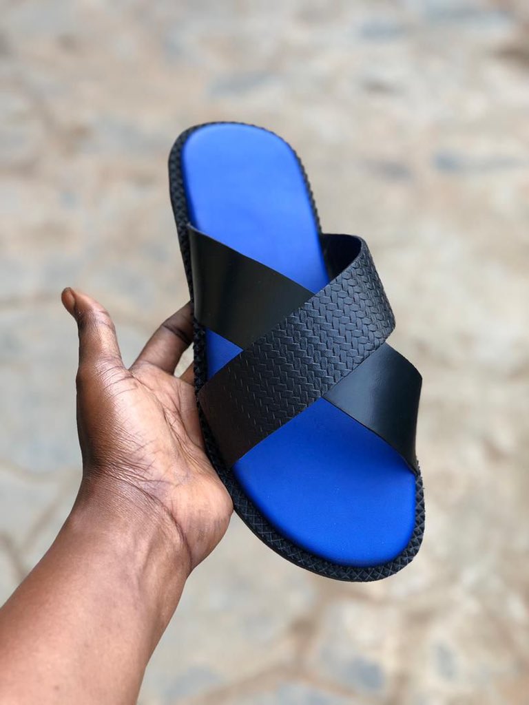 C’est une jeune fille âgée de 21 ans du côté de bonaberi qui confectionne ces sandales .
J’ai voulu qu’on l’encourage où je partage ça avec vous, voici son contact .
671454392