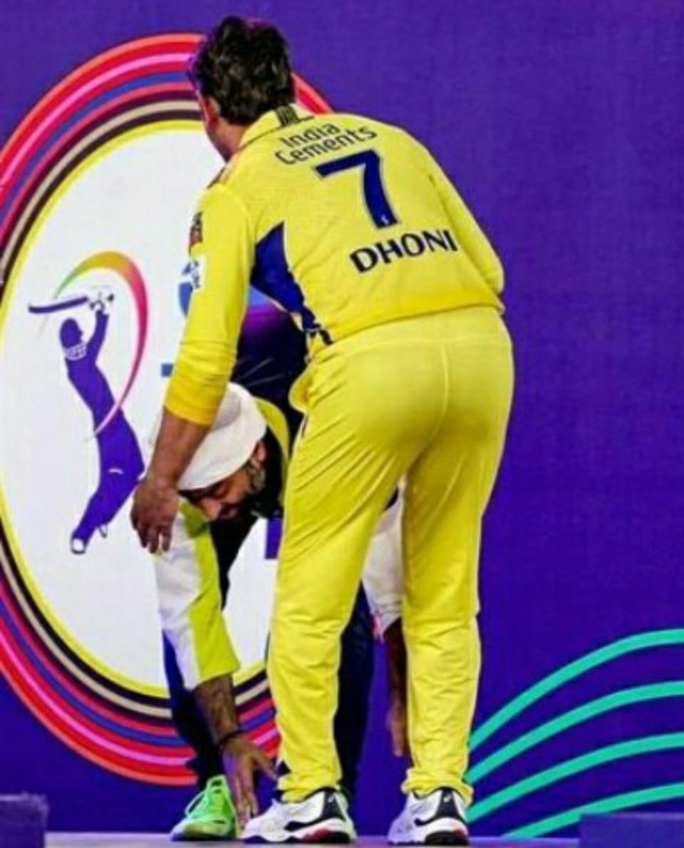 Bhaskar8018's tweet photo. This is enough, if you are a #msdlover
That's great gesture by @arijitsingh . 
Msd i will miss you in #indiacricket.
There is no substitute of #MSDhoni𓃵 . https://t.co/ZinjnRRkPl