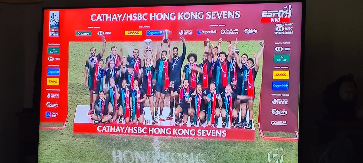 aa02galle's tweet photo. El Rugby es todo lo q esta bien en igualdad de género, desarrollo y mismas oportunidades en las competencias mundiales.
Las @blackferns y @AllBlacks festejan juntos en la serie ganada #HK7's, recibiendo también, los mismos premios económicos por parte de la @WorldRugby7s.
👏👏👏 https://t.co/1iYPlXqgP9