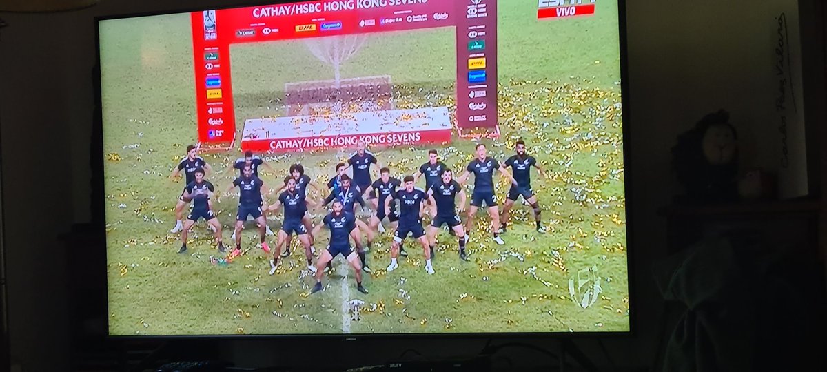 aa02galle's tweet photo. El Rugby es todo lo q esta bien en igualdad de género, desarrollo y mismas oportunidades en las competencias mundiales.
Las @blackferns y @AllBlacks festejan juntos en la serie ganada #HK7's, recibiendo también, los mismos premios económicos por parte de la @WorldRugby7s.
👏👏👏 https://t.co/1iYPlXqgP9