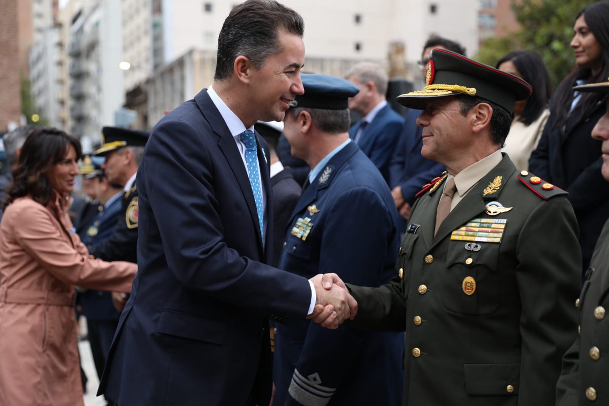 ManuelCalvoCba's tweet photo. En el día del Veterano y de los Caídos en la guerra de #Malvinas nos encontramos en la plaza de la intendencia de la ciudad de Córdoba, junto a ex combatientes y funcionarios provinciales y municipales, para recordar con respeto y gratitud a quienes sirvieron a nuestra patria. 🇦🇷 https://t.co/yA7Uh6tIox