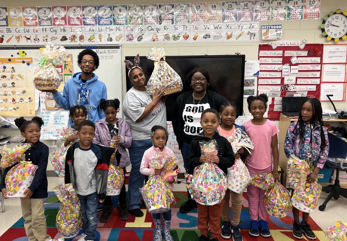 erica_salaam's tweet photo. Many thanks to our class parent who goes above and beyond for the entire class every holiday!! 🥰🥰 #celebratingthelearning #thewholechild  #weloveourfamilies @APSHAES @CrystalJanuary @DrArnoldAP_HAES https://t.co/bw4CwSk2ai