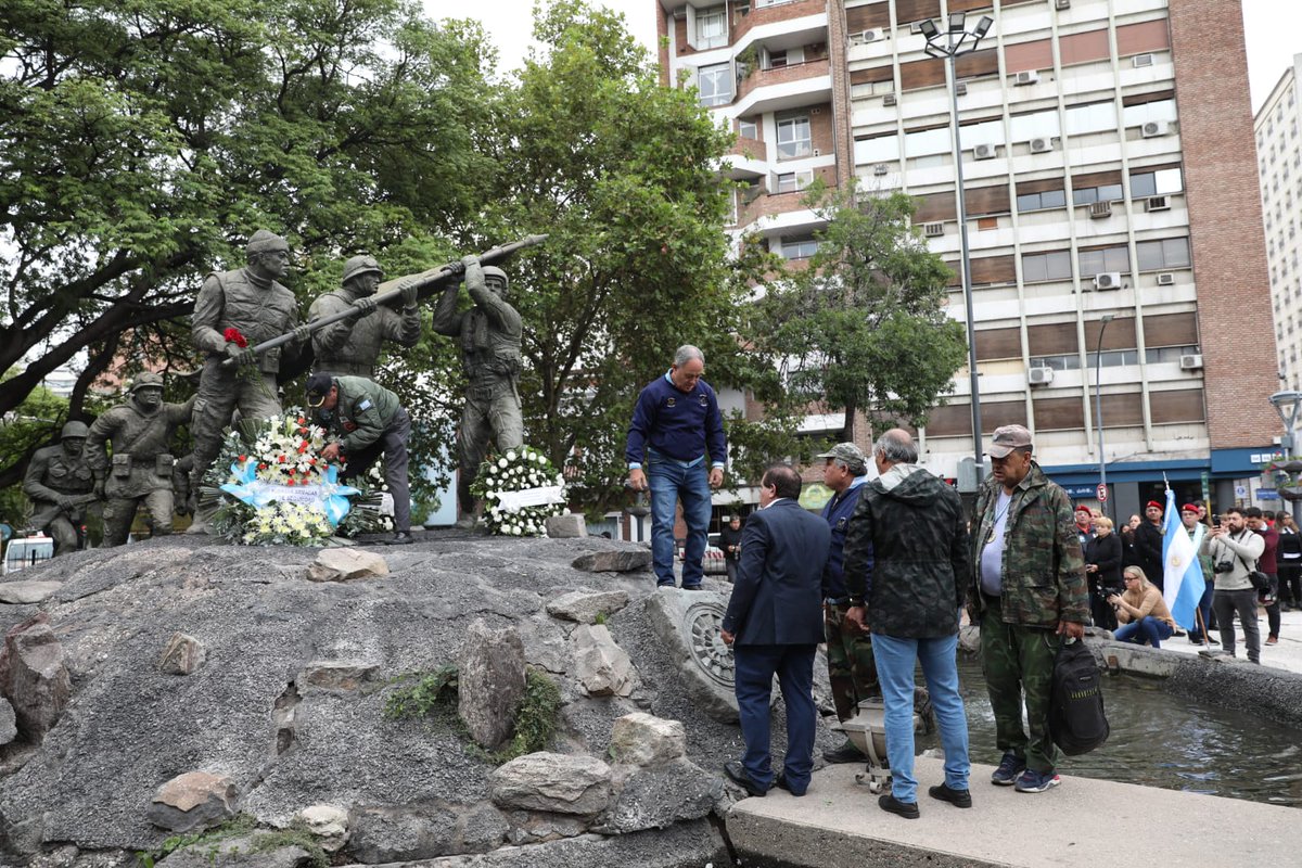 ManuelCalvoCba's tweet photo. El honor fue el estandarte de nuestros combatientes y la valentía su bandera. Las Malvinas son Argentinas, ayer, hoy y siempre.

#LasMalvinasSonArgentinas #MalvinasArgentinas https://t.co/I8PJsFNCcM