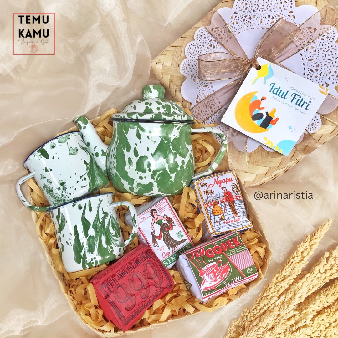 RichardCitsh's tweet photo. Bantu RT boleh yaa 
Siapa tau ada yg lagi cari hampers ~

Udah bisa dipesan, udah bisa mulai dikirim, mumpung ekspedisi masih normal alias on time 🫰🏼

1. Set Teko Cebol Cangkir Blirik 115K
2. Set 2 Cangkir Jago 85K
Plus 4 kuncian Teh Oplosan Khas Solo 👌🏼 https://t.co/yF4A2t5mLD
