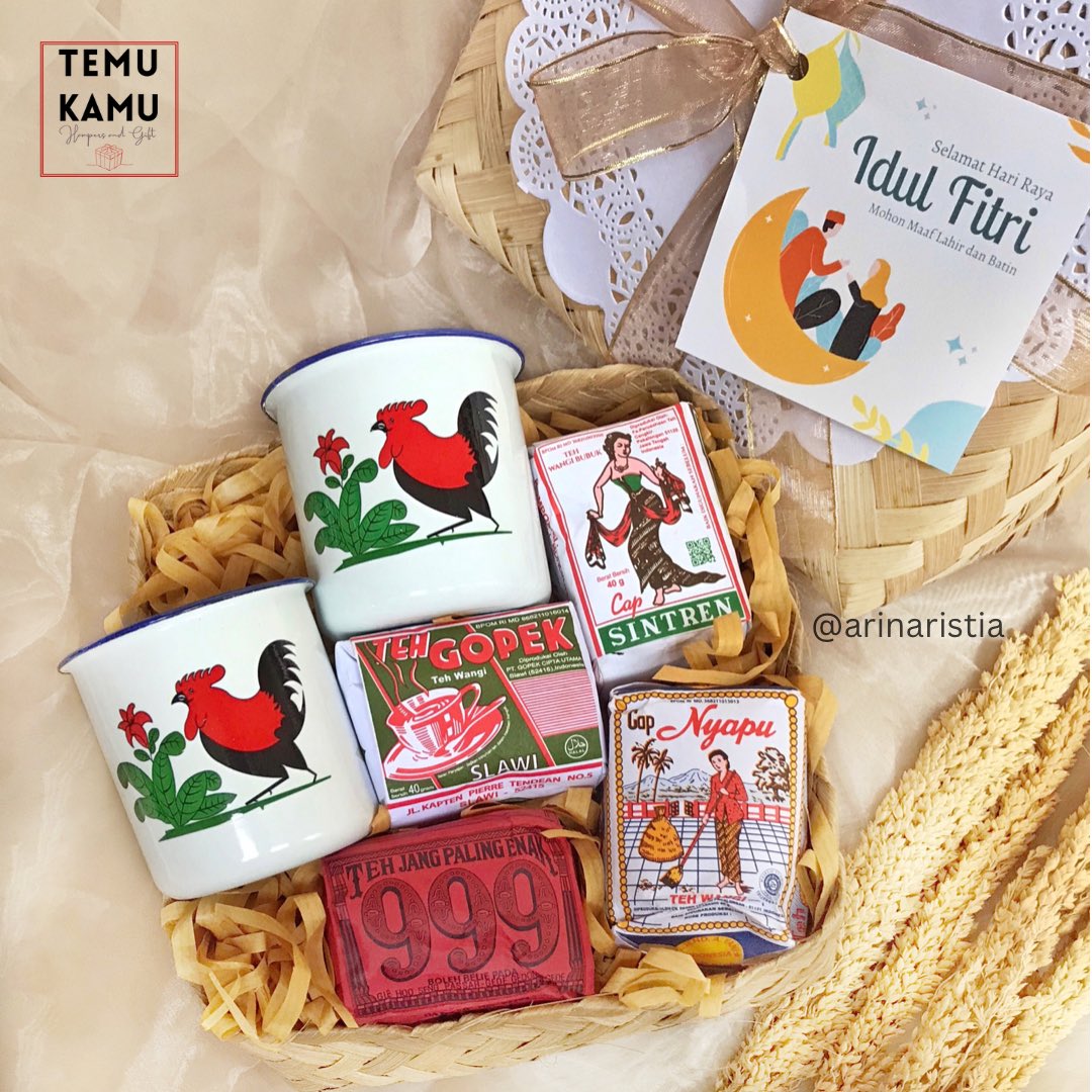 RichardCitsh's tweet photo. Bantu RT boleh yaa 
Siapa tau ada yg lagi cari hampers ~

Udah bisa dipesan, udah bisa mulai dikirim, mumpung ekspedisi masih normal alias on time 🫰🏼

1. Set Teko Cebol Cangkir Blirik 115K
2. Set 2 Cangkir Jago 85K
Plus 4 kuncian Teh Oplosan Khas Solo 👌🏼 https://t.co/yF4A2t5mLD